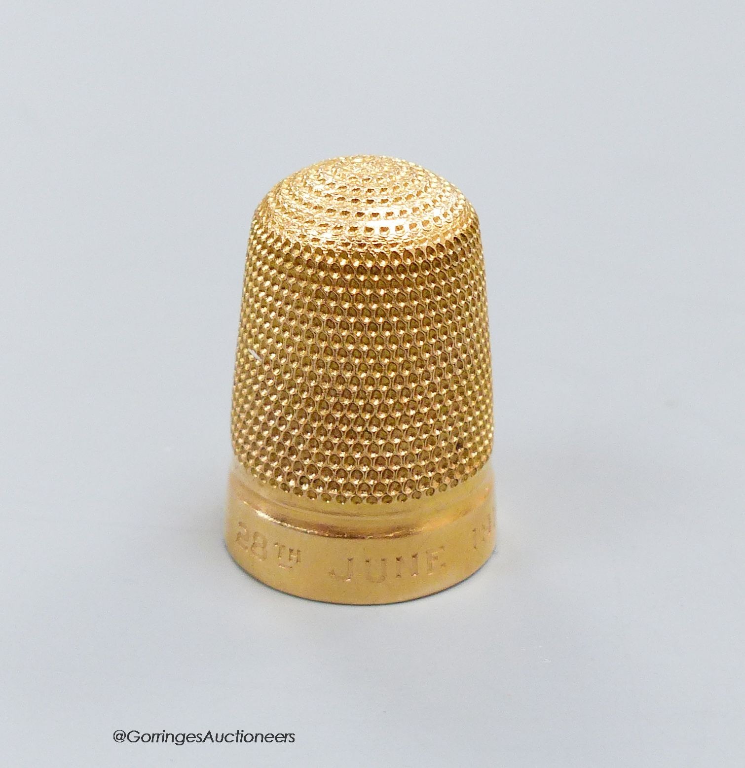 A 15ct. gold thimble with 1910 inscription, 6.4g.